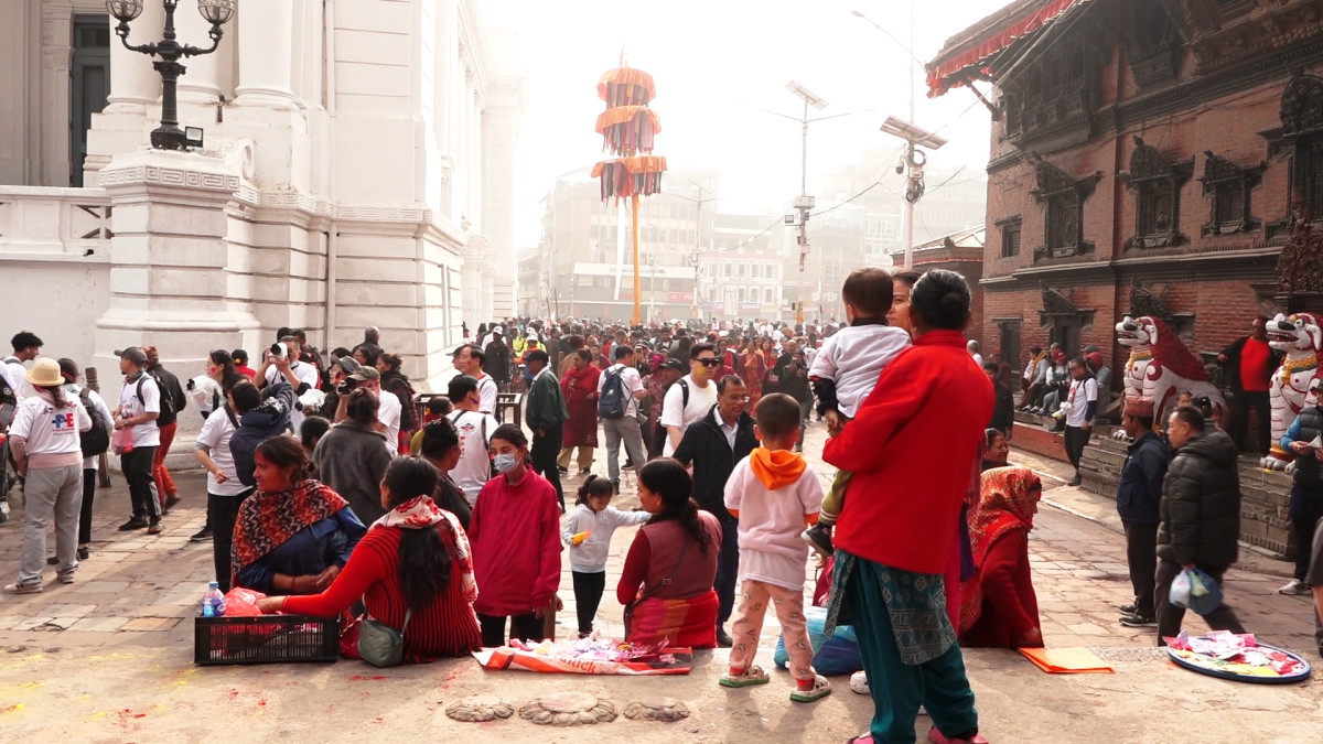 वसन्तपुरमा होलीको चहलपहल, चीर पूजा गर्नेको भीड