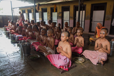 जनैपूर्णिमा र रक्षाबन्धन : मन्दिरहरूमा भक्तजनको भीड (तस्वीर)