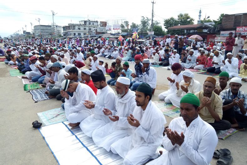 इस्लाम धर्मावलम्बीले आज इद मनाउँदै