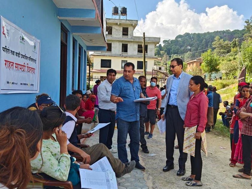 गोदावरीका बाढी पीडितलाई नेपाल जाइका अलमनाई एसोसियसनको राहत सहयोग