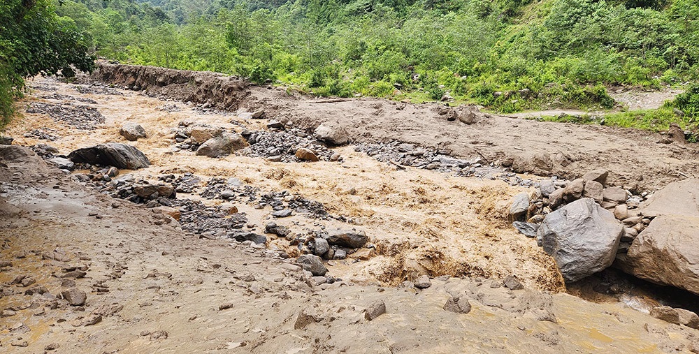 पहिरोमा परी एकै परिवारका चारजनाको मृत्य, दुई घाइते